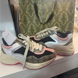 Gucci Women's Cream and Pink Sneakers